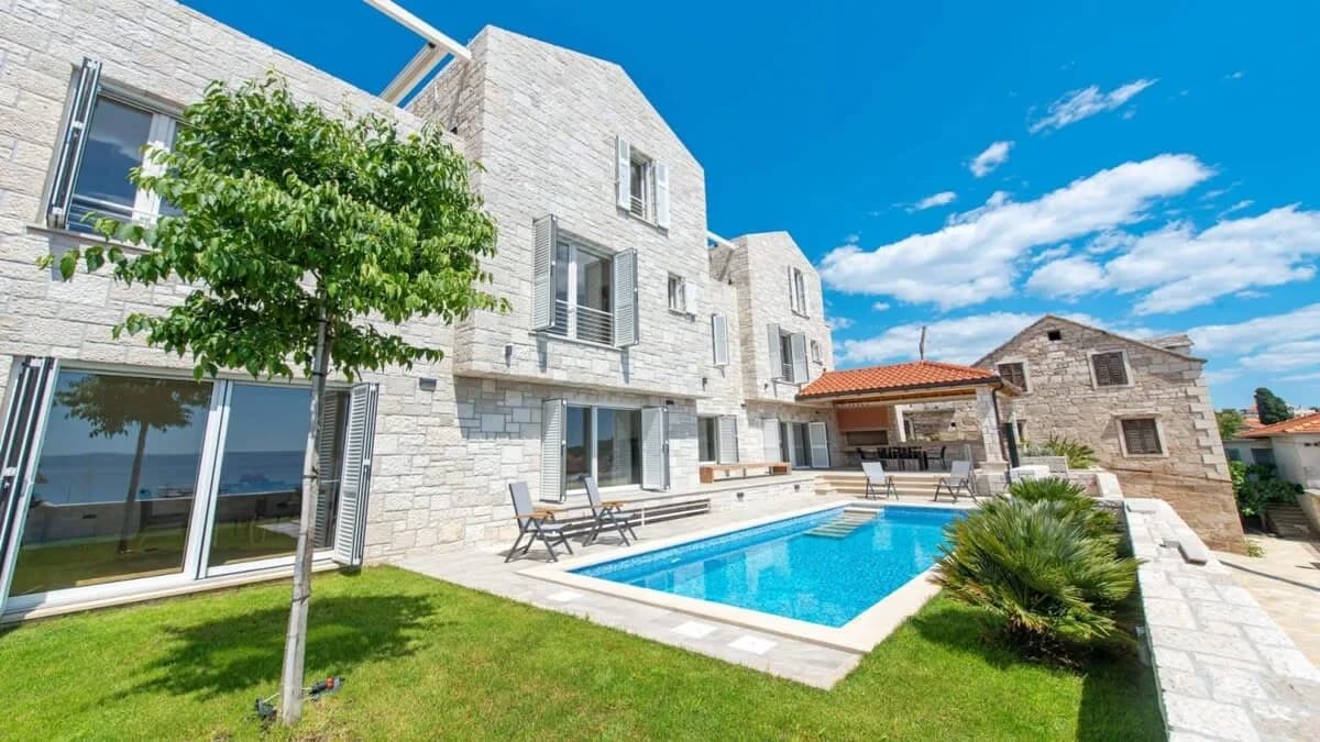 Prestigiosa villa de 6 habitaciones con magníficas vistas al mar
