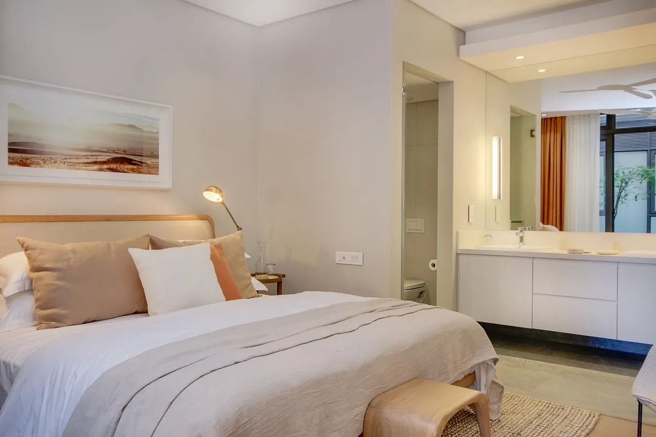 Sophisticated Apartment Furnished With Quality Pieces photo 2