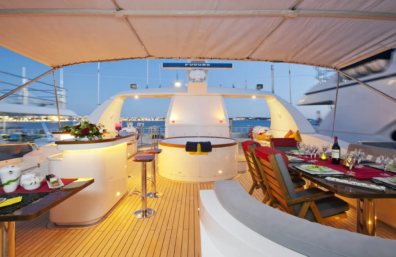 35,05 m luxuriöse Motoryacht mit Sauna und Jacuzzi auf dem Deck, Foto 5