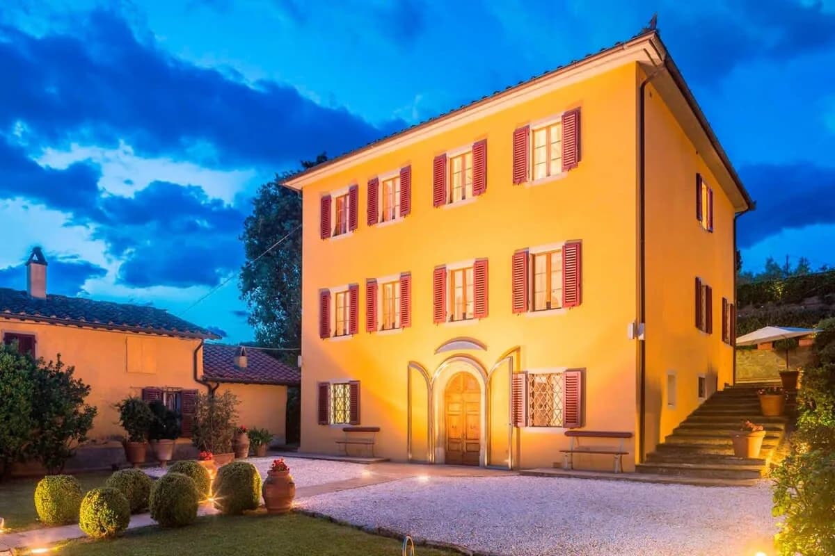 Noble stilvolle Villa mit grünen Wiesen rundherum., Foto 3