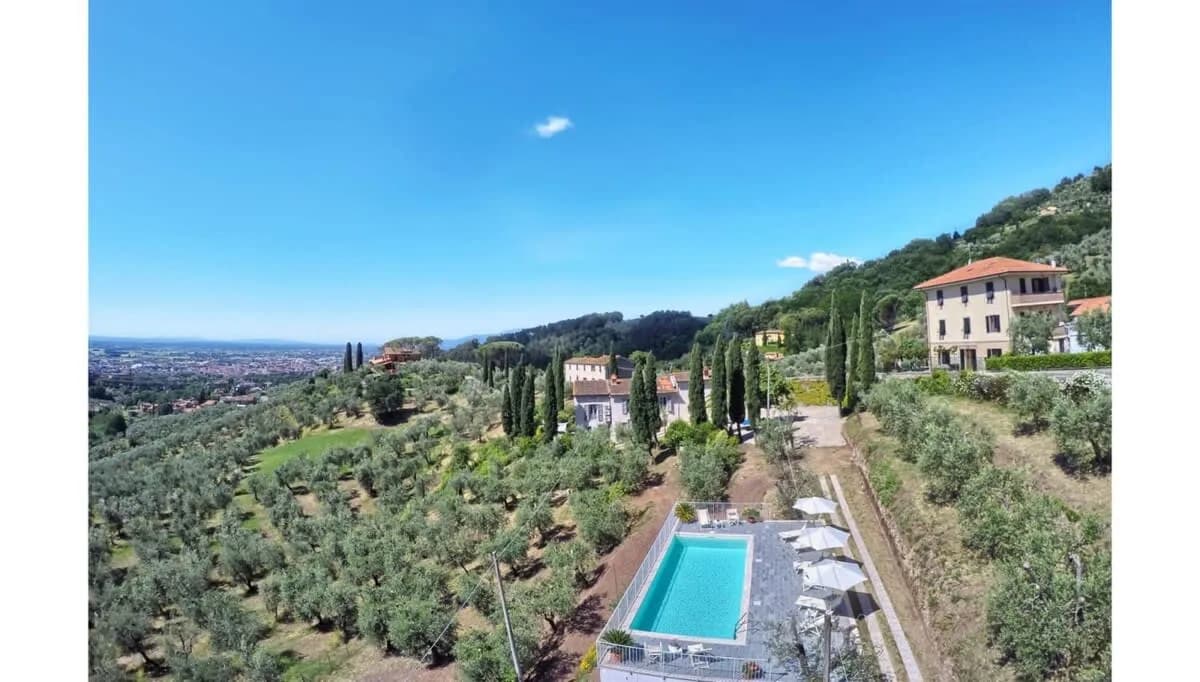 Hochwertige Villa mit klassischem Pool und Design