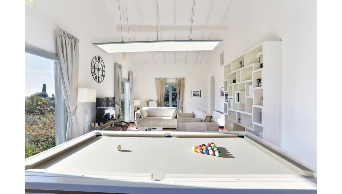 Hochwertige Villa mit klassischem Pool und Design, Foto 3