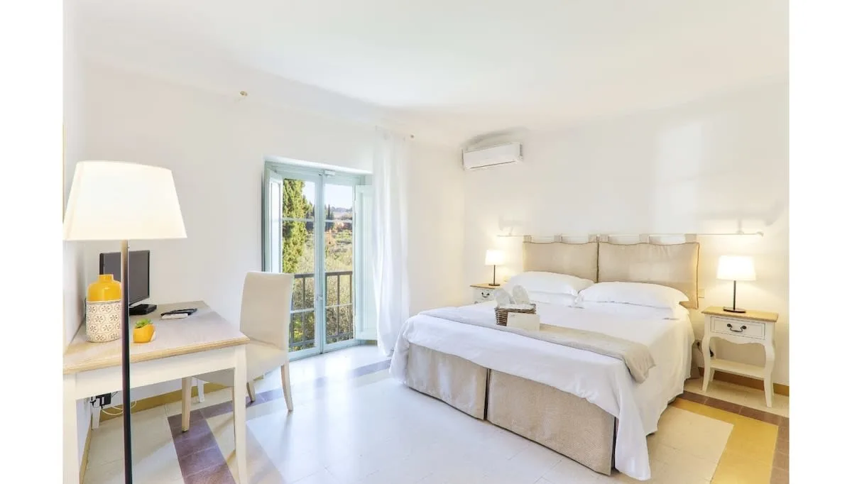 Hochwertige Villa mit klassischem Pool und Design, Foto 4