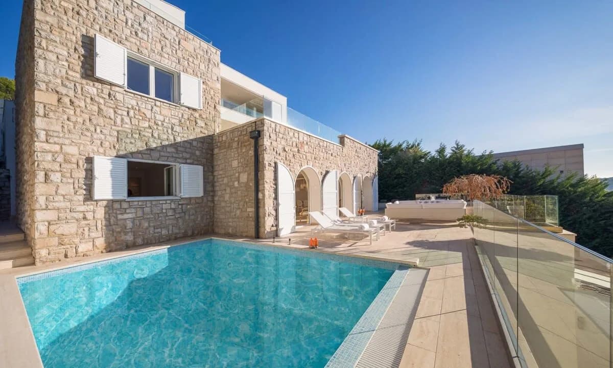 Himmlische Villa mit spektakulärem Blick und Pool