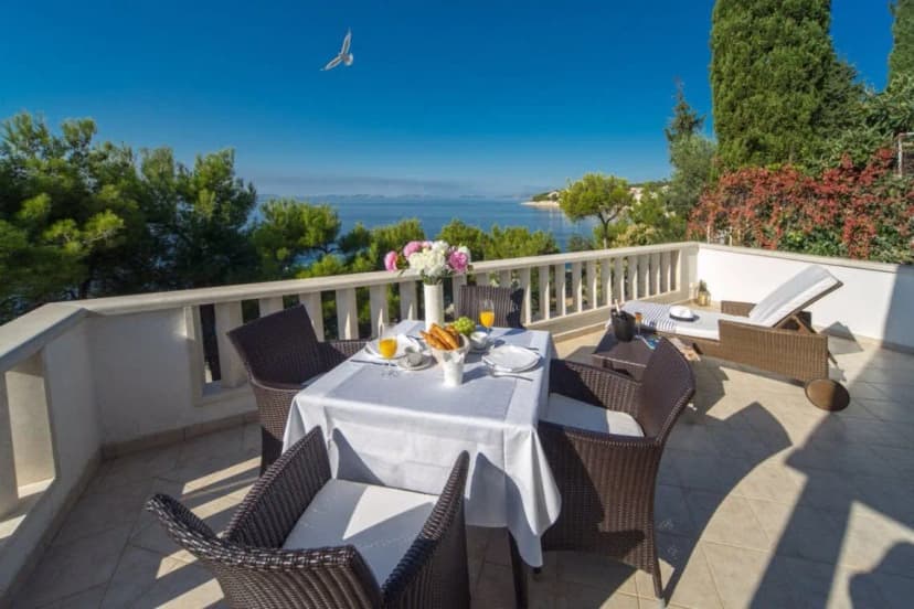 Glamorous Villa Of Romance In Breathtaking Location