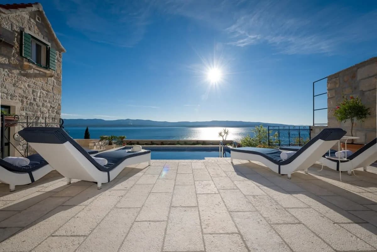 Villa Frente al Mar Renovada con Vistas Impresionantes