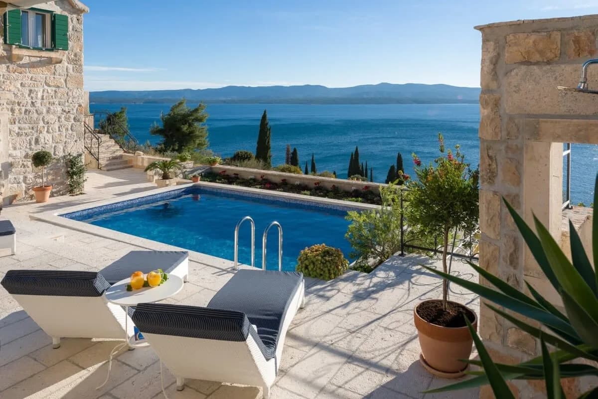 Villa Frente al Mar Renovada con Vistas Impresionantes, foto 2
