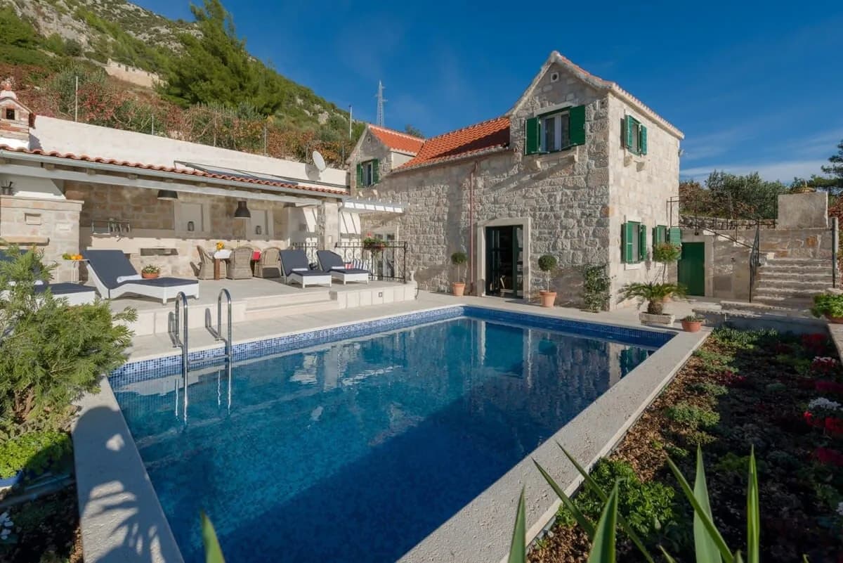 Villa Frente al Mar Renovada con Vistas Impresionantes, foto 3