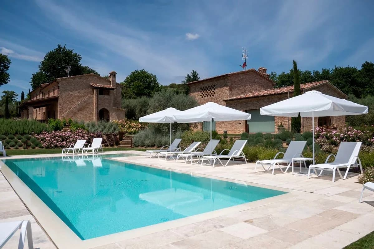 Erstaunliche Landvilla mit hellblauem Pool