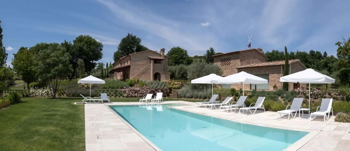 Erstaunliche Landvilla mit hellblauem Pool, Foto 2