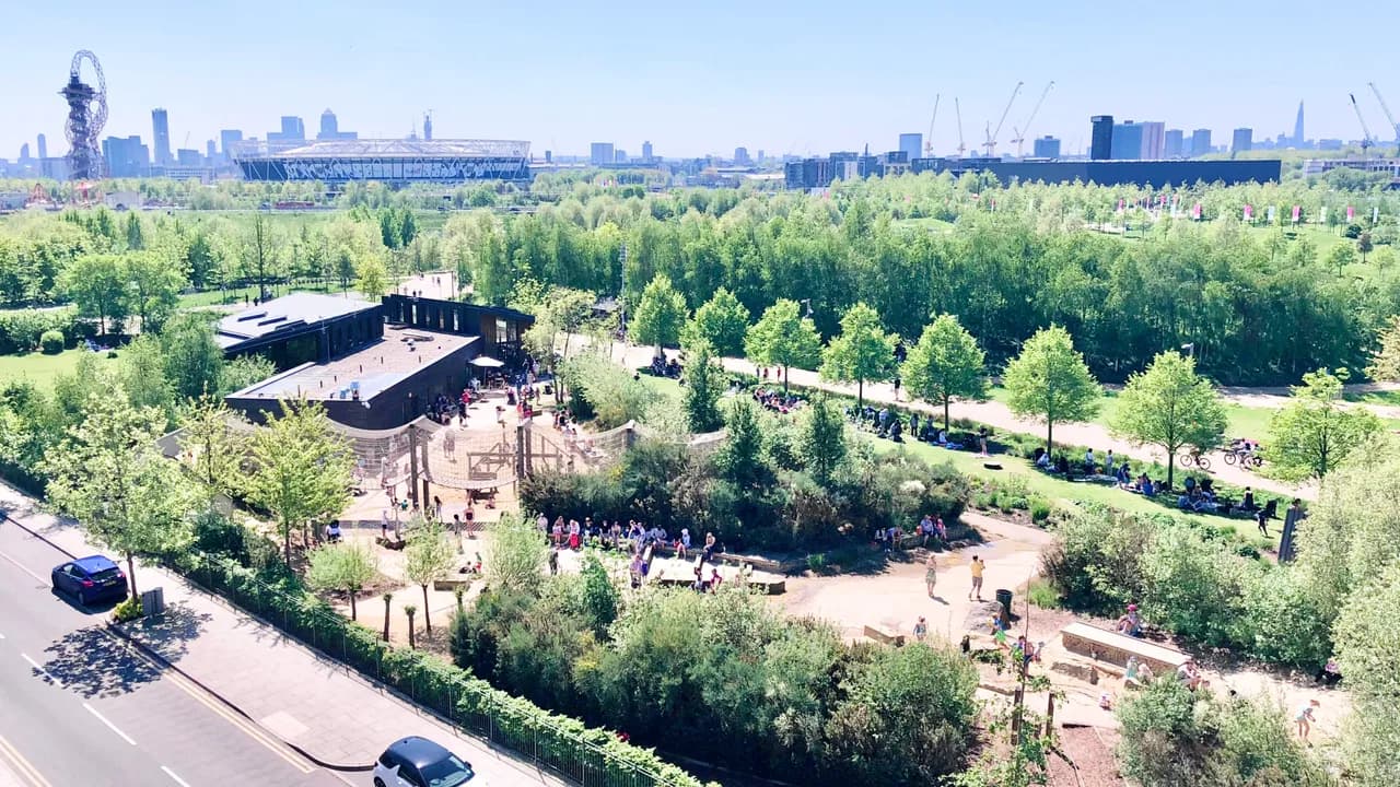 Panoramic Park View Penthouse in Stratford, London, England, photo 3