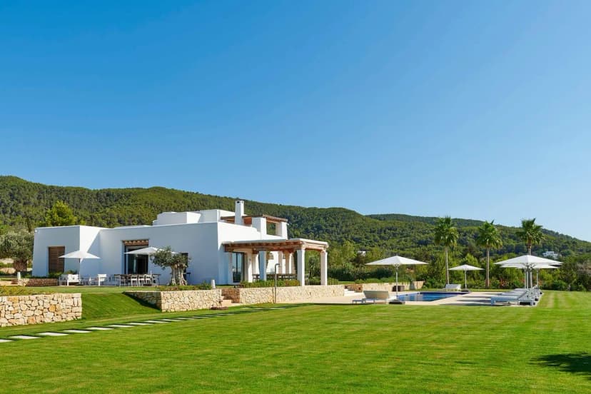 Lovely Retreat With Volleyball Court And Trampoline