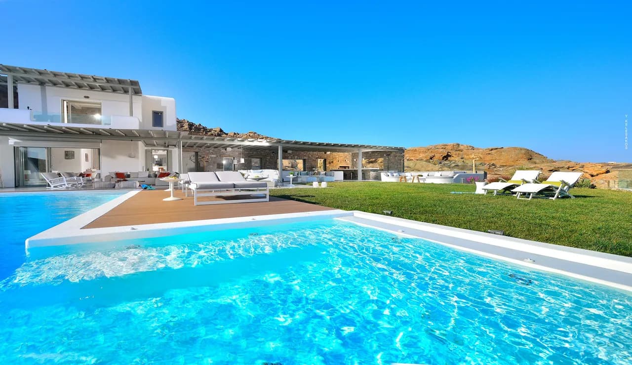 Auf einem Hügel gelegene Villa mit Blick auf den Strand