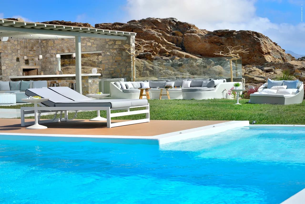 Auf einem Hügel gelegene Villa mit Blick auf den Strand, Foto 5