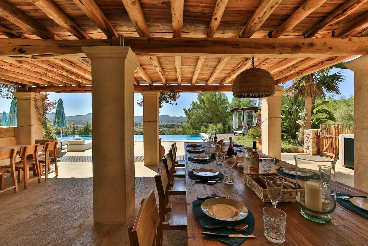 Finca ibicenca clásicamente reformada con vistas panorámicas sobre la bahía de San Antonio