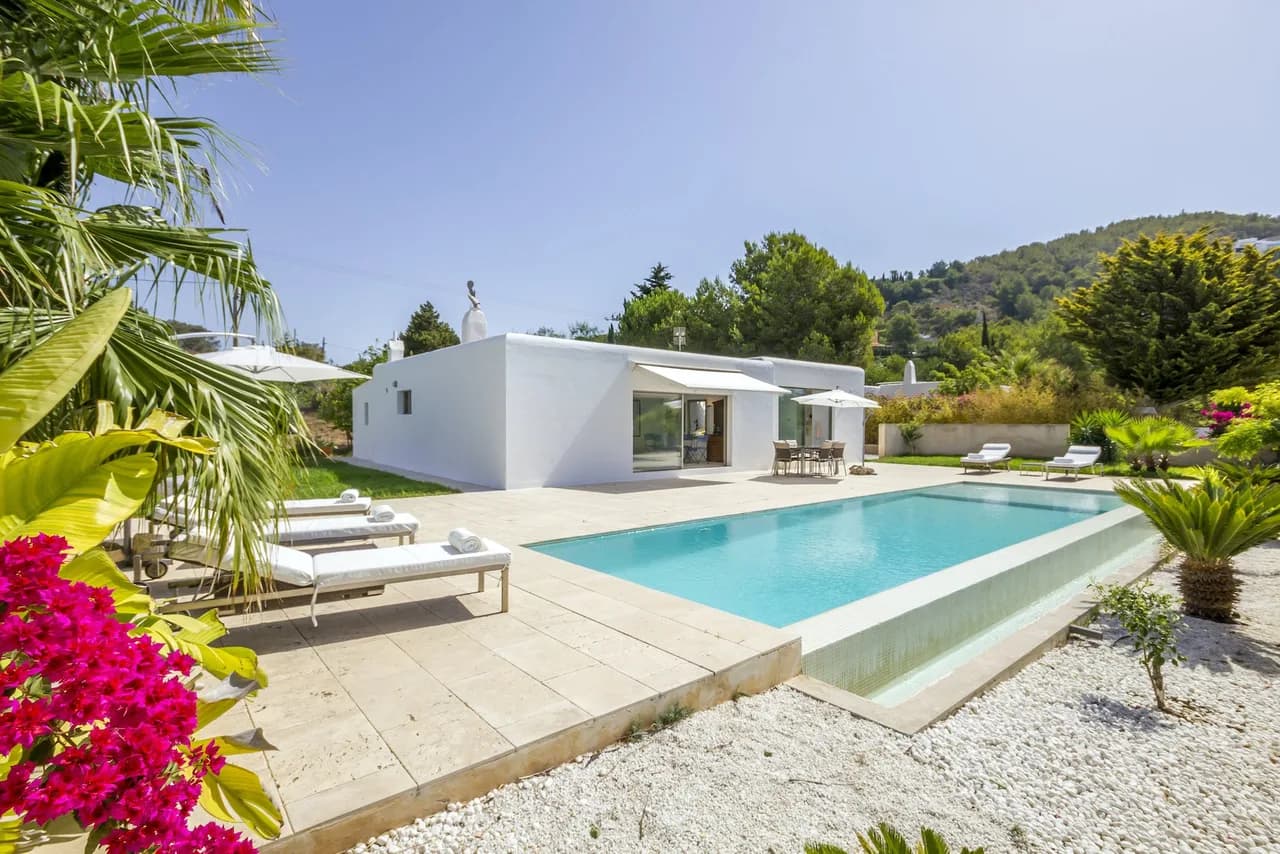 Propiedad Moderna Perfectamente Ubicada Cerca de Ibiza con Amplias Vistas de la Ciudad de Ibiza