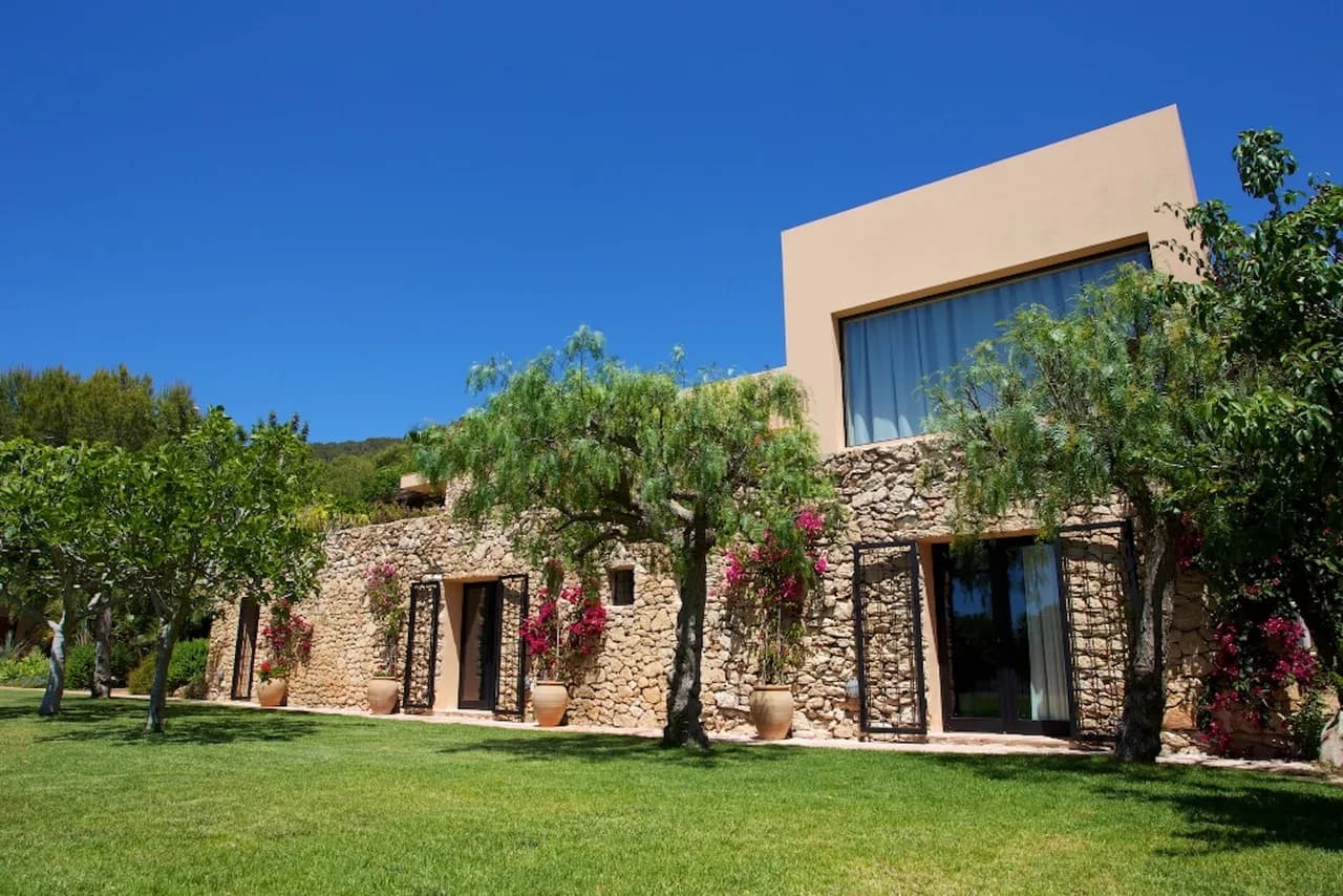 Villa de Lujo en Jardines Bellamente Paisajísticos Cerca de Ibiza