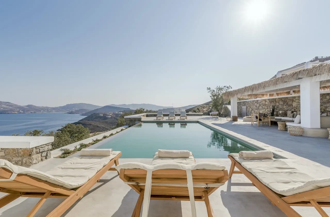 Wunderschöne Villa auf einem Hügel über dem Agios Sostis Strand, Foto 3