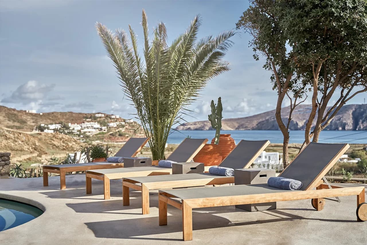 Minimalistisches Design mit ungehindertem Blick auf den atemberaubenden Panormos Strand