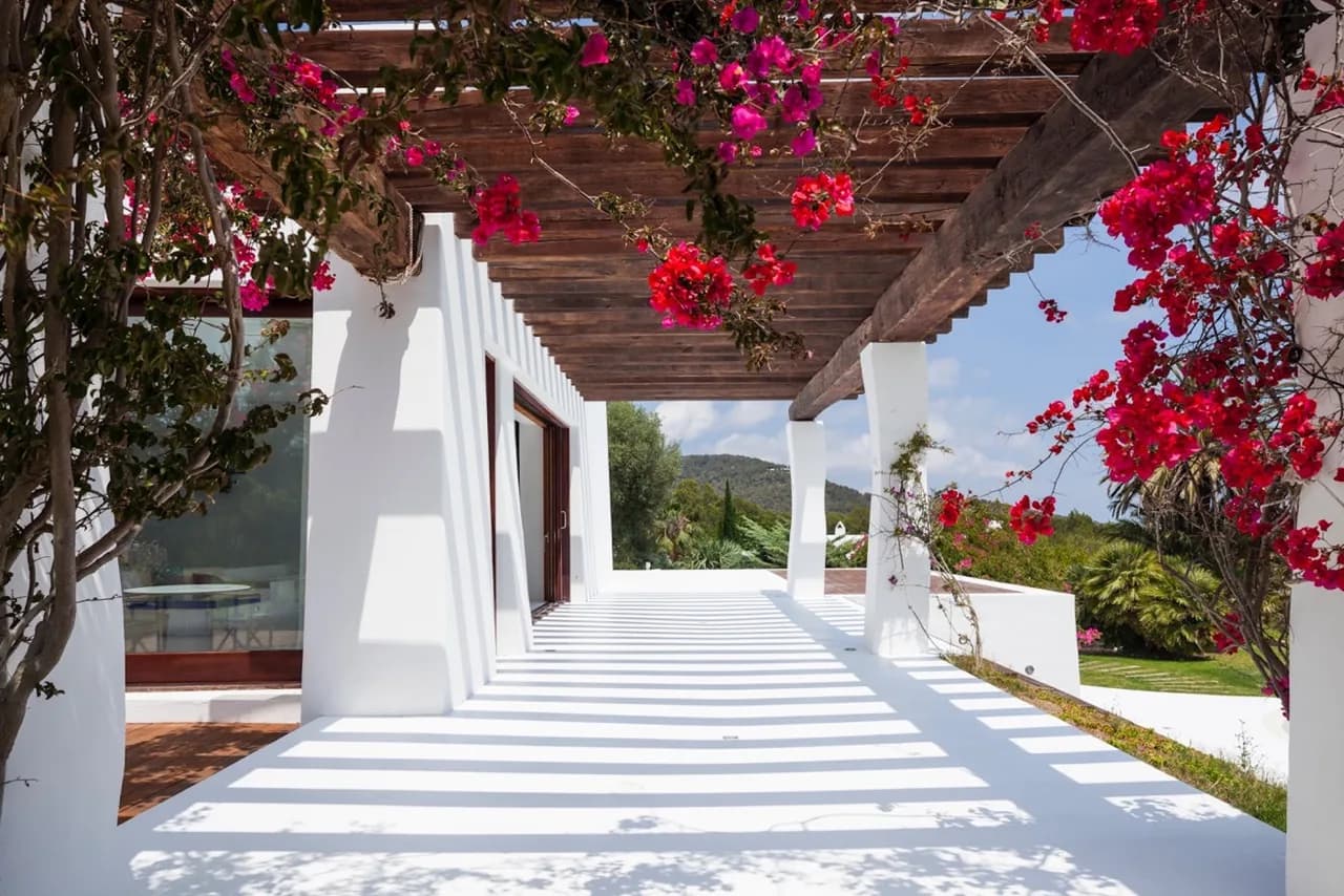 Una villa influenciada por Gaudí en jardines exuberantes, con vistas al mar de Las Salinas y Formentera, foto 3