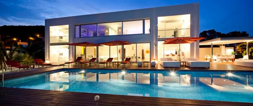 Spacious modern villa in an ever-popular location