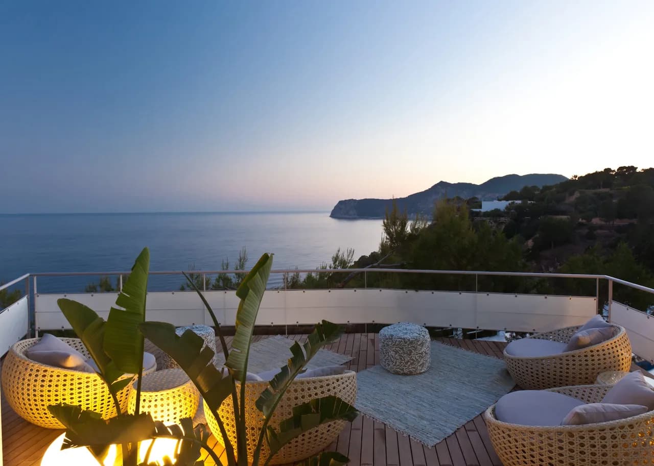 Hermosa villa contemporánea con vistas impresionantes a las aguas cristalinas de Es Cubells.