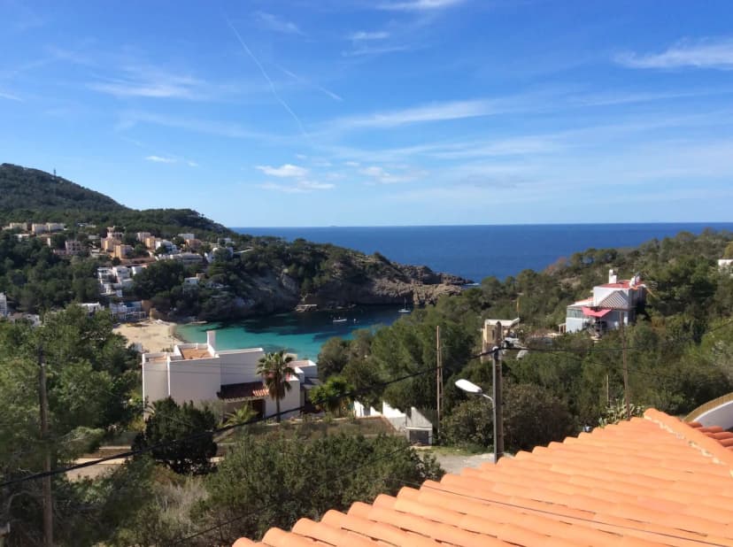 A bright family-friendly property perched on the hillside above Cala Vadella