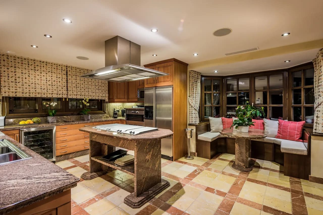 Villa Exclusiva en la Ladera con Piscina Interior y Cancha de Tenis, foto 3