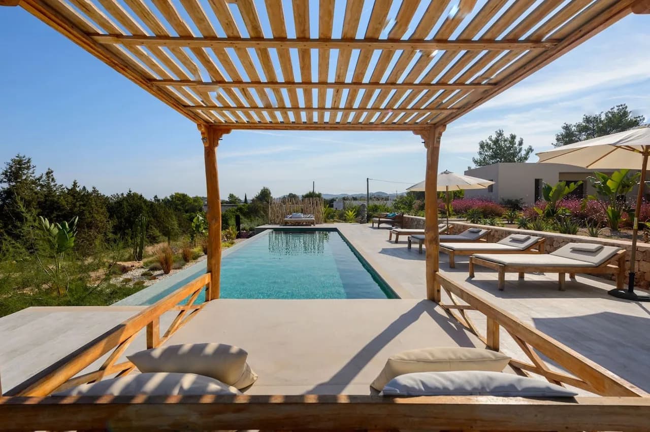 VILLA MODERNA ESPACIOSA EN HERMOSOS JARDINES MEDITERRÁNEOS CON LAVANDA FLORECIDA, foto 2