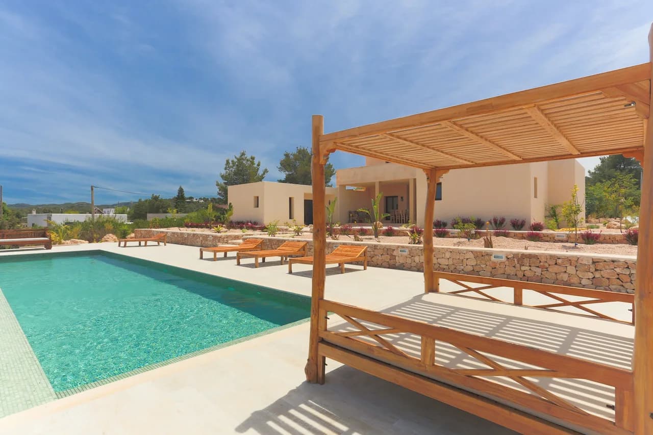 VILLA MODERNA ESPACIOSA EN HERMOSOS JARDINES MEDITERRÁNEOS CON LAVANDA FLORECIDA, foto 3