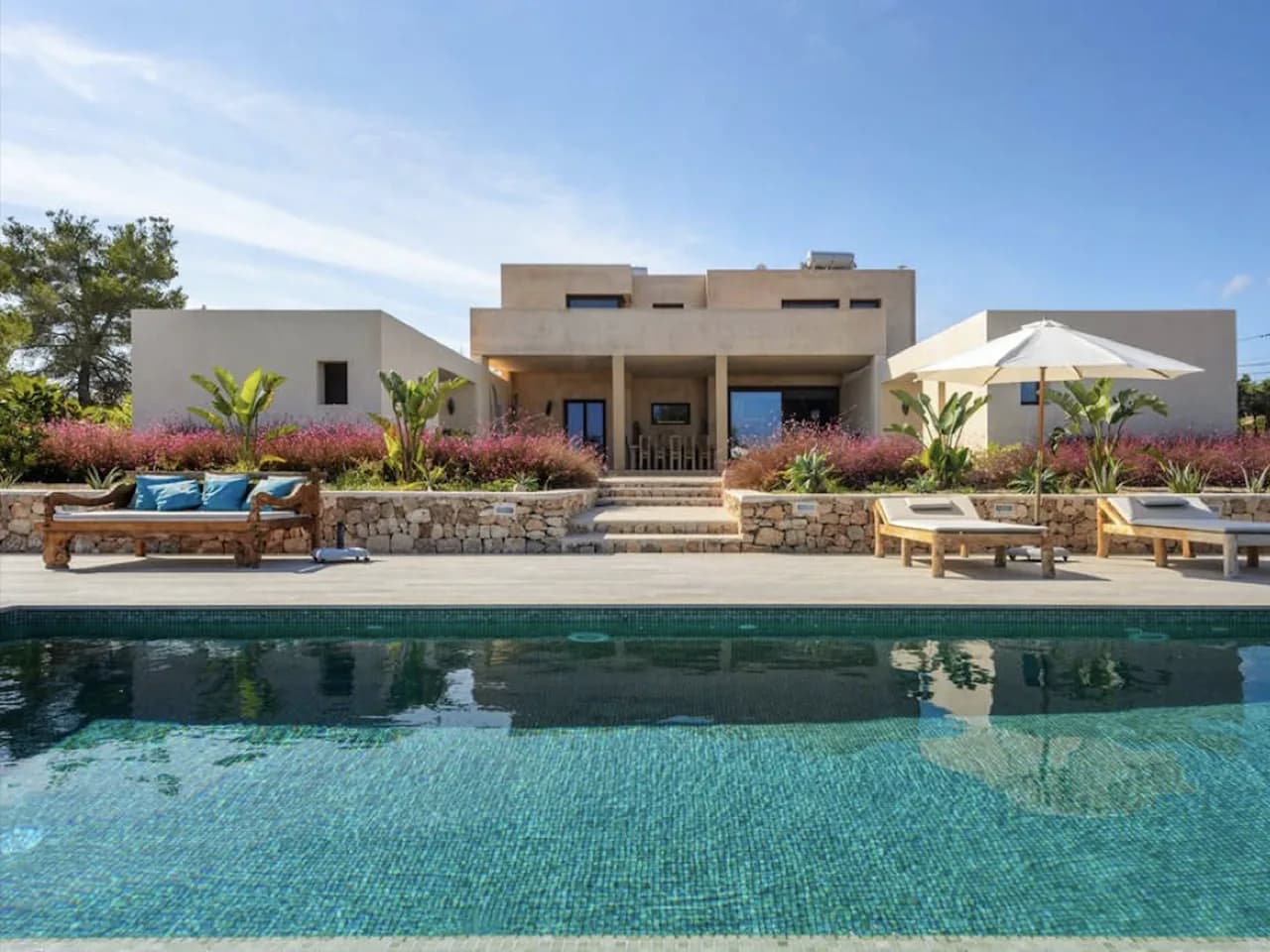 VILLA MODERNA ESPACIOSA EN HERMOSOS JARDINES MEDITERRÁNEOS CON LAVANDA FLORECIDA, foto 4