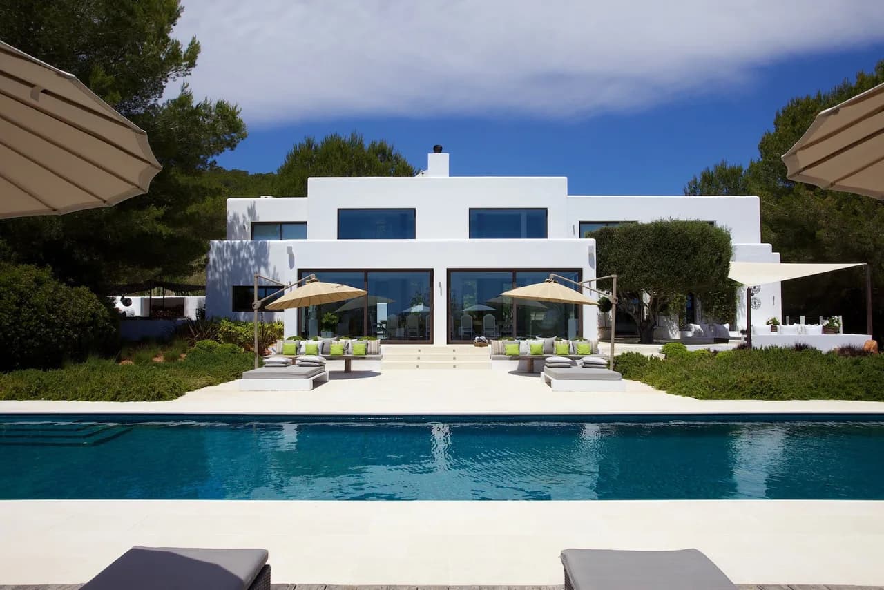 IMPRESIONANTE VILLA DE ESTILO RURAL CON ACABADOS MODERNOS DE LA MÁS ALTA CALIDAD