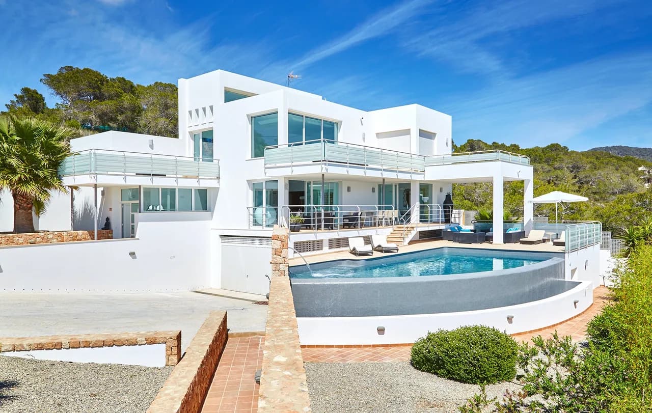 Attractive, Modern Villa Just 150m Away From the Beach at Cala Tarida photo 5