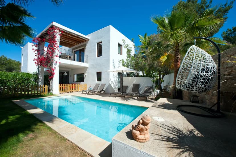 A MODERN VILLA, CONTEMPORARY IN DESIGN AND BEAUTIFULLY FURNISHED THROUGHOUT TO A VERY HIGH STANDARD