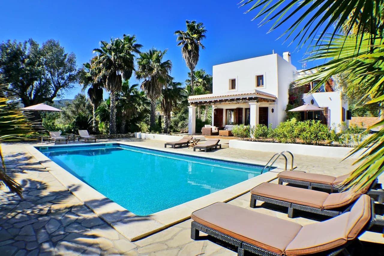 Encantadora Casa Rural en ES Cubells, con Vistas del Campo y el Mar
