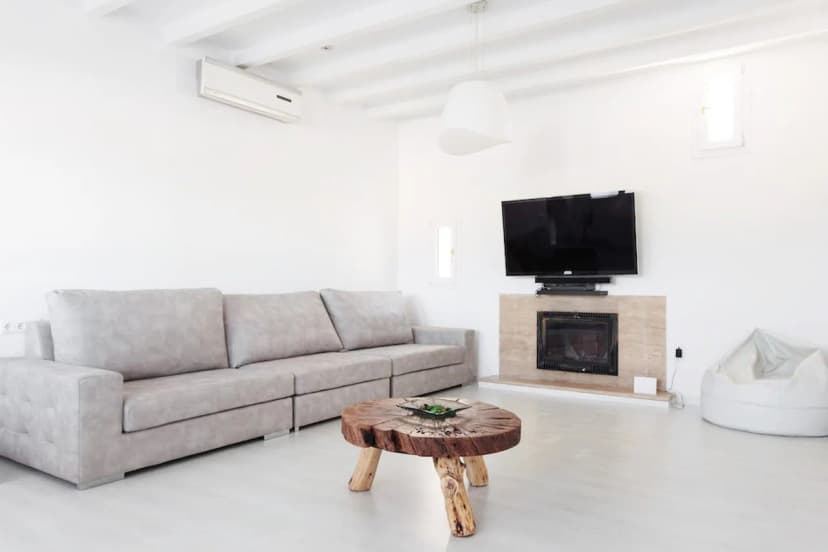 SECLUDED LUXURY VILLA 5 MINUTES FROM THE COSMOPOLITAN SANTA EULALIA