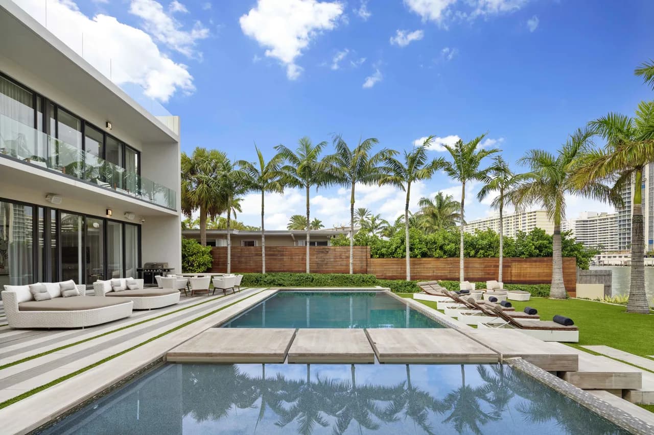 Moderna Mansión Bien Ubicada con Jardines Exuberantes, foto 5