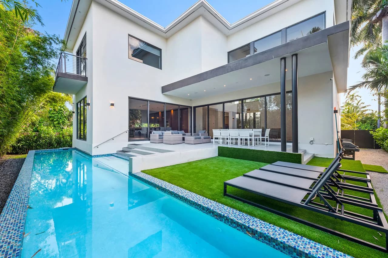 Villa au style moderne transitionnel avec espaces de vie expansifs