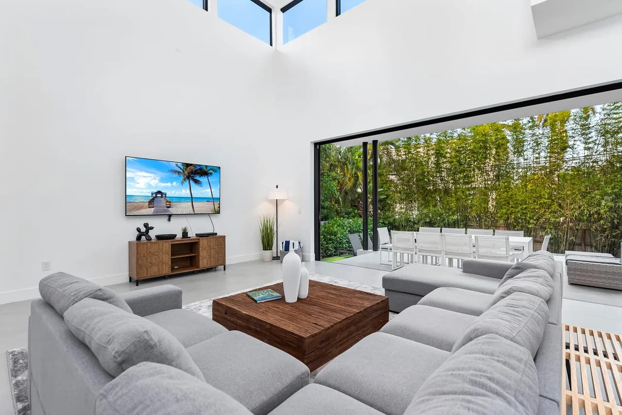 Villa au style moderne transitionnel avec espaces de vie expansifs, photo 2