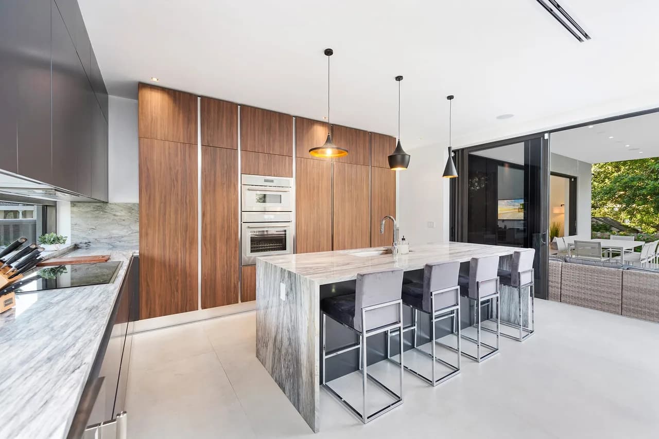 Villa au style moderne transitionnel avec espaces de vie expansifs, photo 3