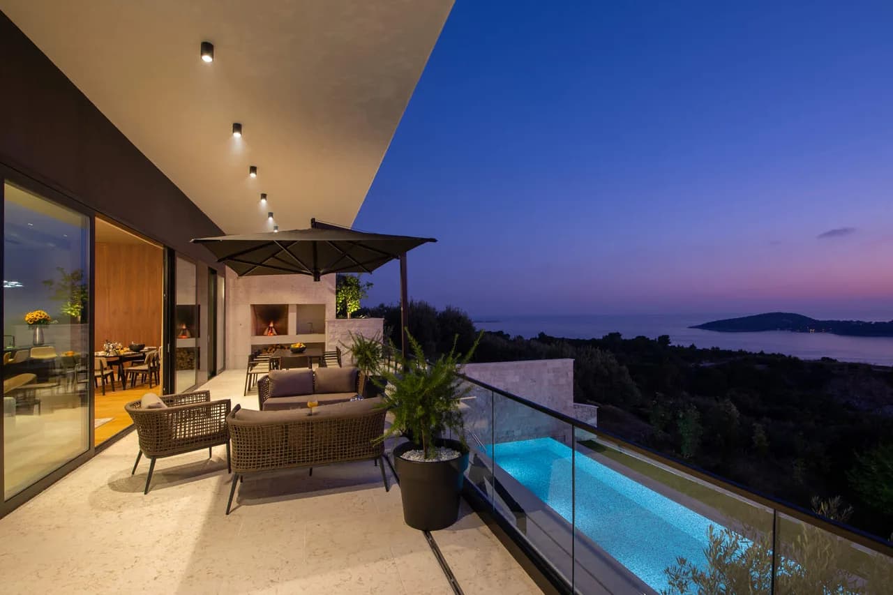 LUXURIOUS VILLA WITH INFINITY POOL AND PANORAMIC SEA VIEWS photo 2