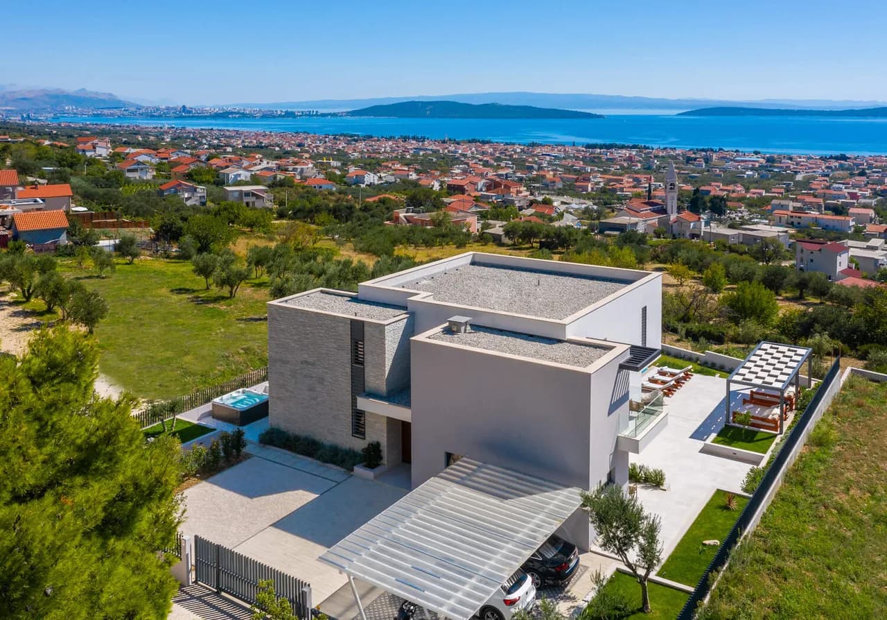 VILLA CONTEMPORAINE MAGNIFIQUE AVEC JACUZZI ET PISCINE INFINIE, photo 2