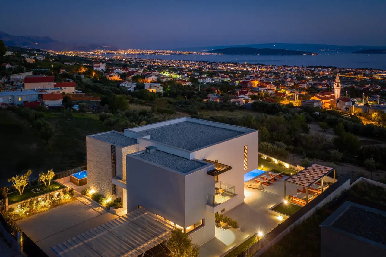 VILLA CONTEMPORAINE MAGNIFIQUE AVEC JACUZZI ET PISCINE INFINIE, photo 3