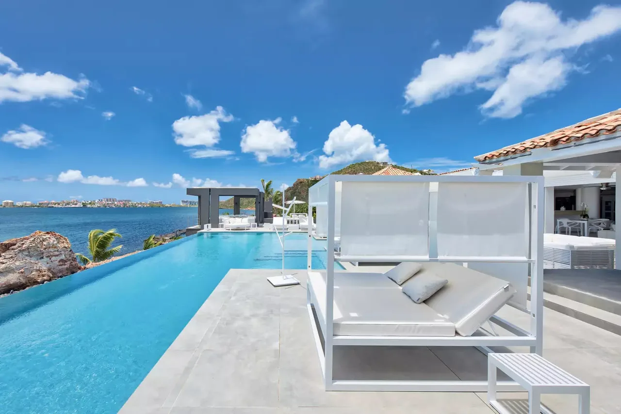 IMPRESIONANTE VILLA EN LA PLAYA CON PISCINA, foto 2