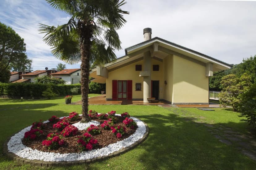 Wonderful Lakeside Setting In Lovely Lesa