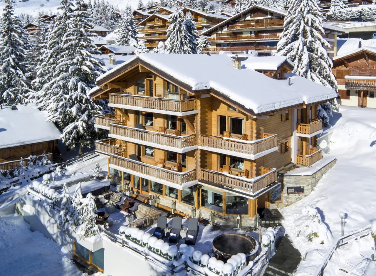 CHALET ESPECTACULAR Y GRANDE CON JACUZZI INTERIOR Y SALA DE VAPOR