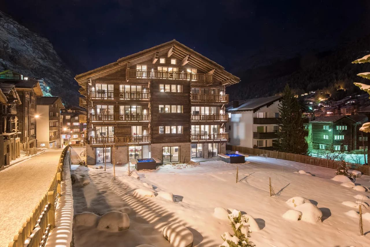 MODERNES HOLZCHALET MIT JACUZZI, SAUNA UND MASSAGERAUM, Foto 2