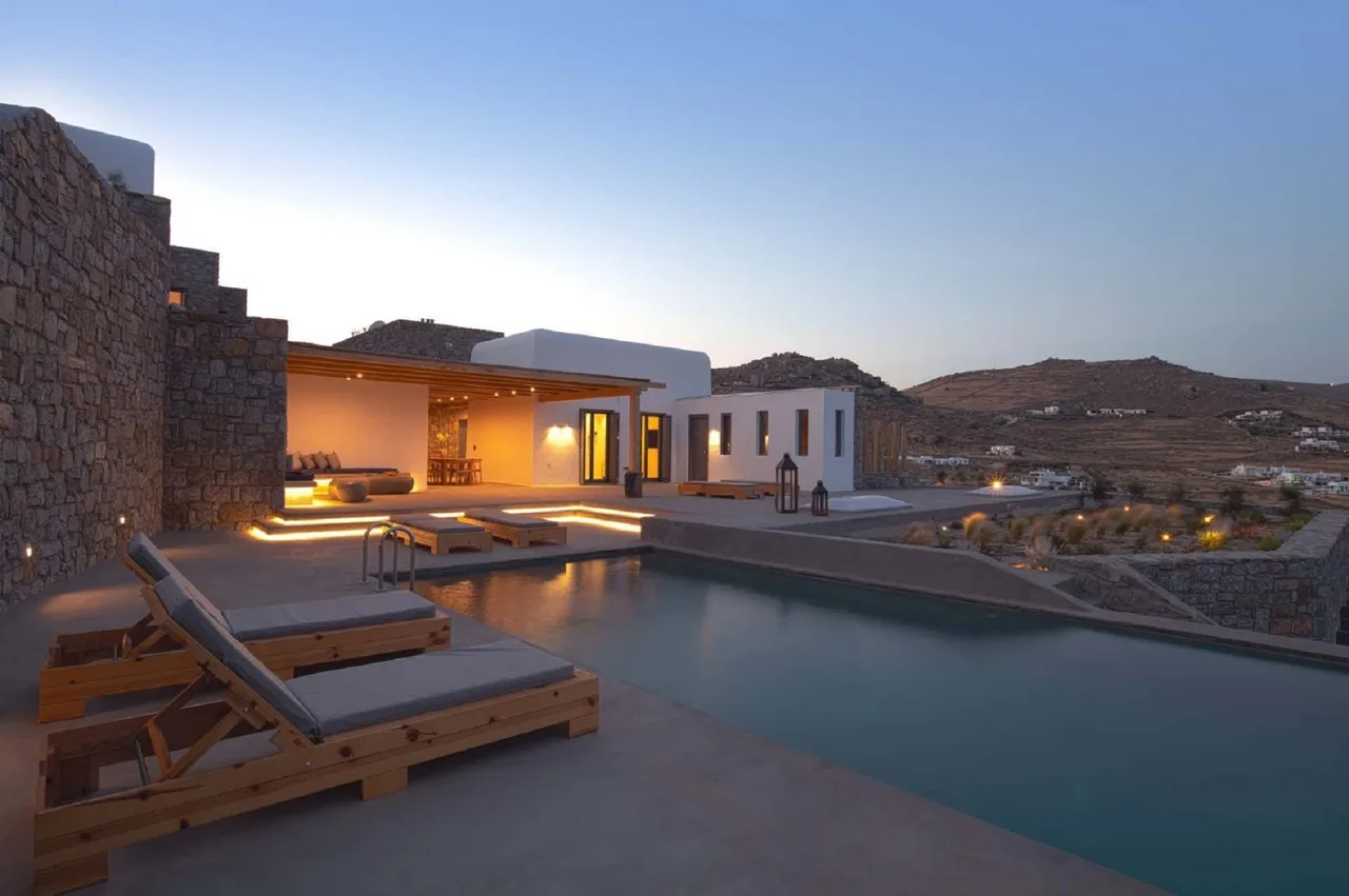 Stilvolle moderne Villa in Mykonos mit dramatischer Landschaft