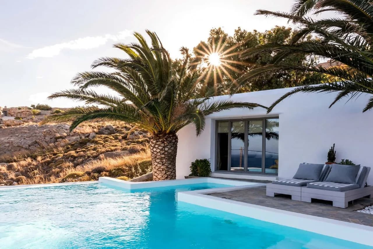 Impresionante villa elegantemente ubicada sobre la arena dorada de la playa de Elia