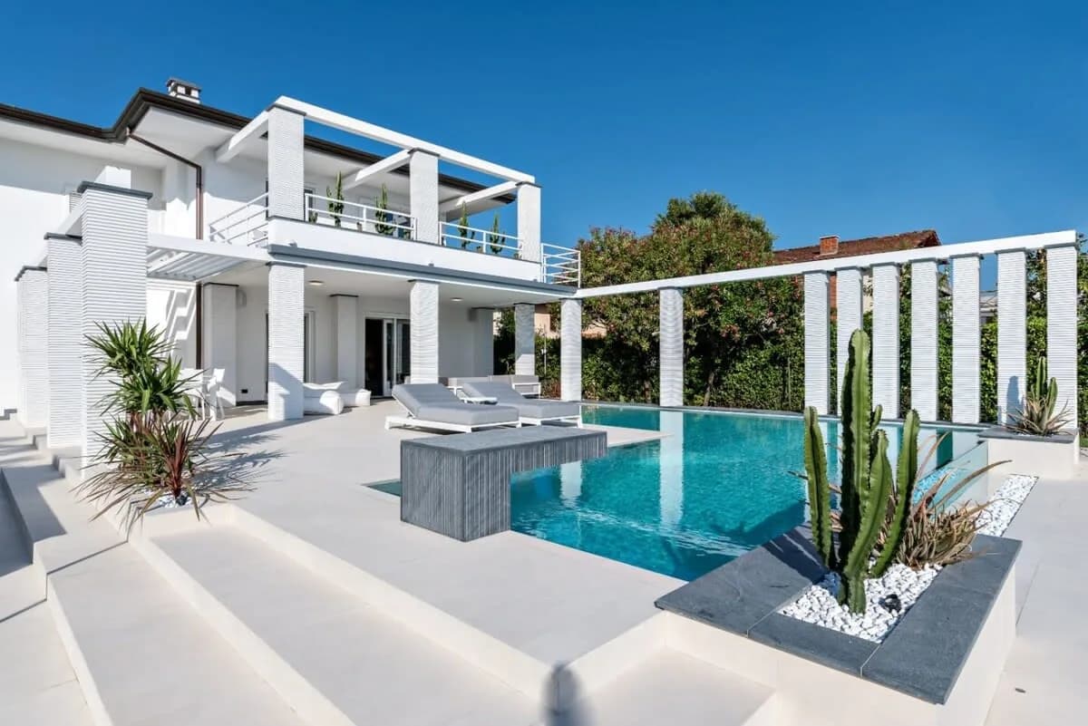 Moderne, luxuriöse versteckte Perle nahe Forte Dei Marmi